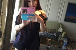 女模特出席电视剧选秀被指像金星怒摔发话器，女模特出席电视剧选秀被指像金星怒摔发话器